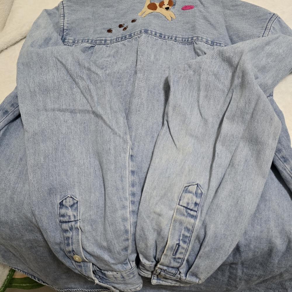 Adorable Chambray Button Up With Embroidered Dogs… - image 8